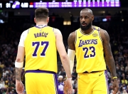 包含东契奇独砍30+5+11詹姆斯表现低迷湖人主场大败活塞的词条