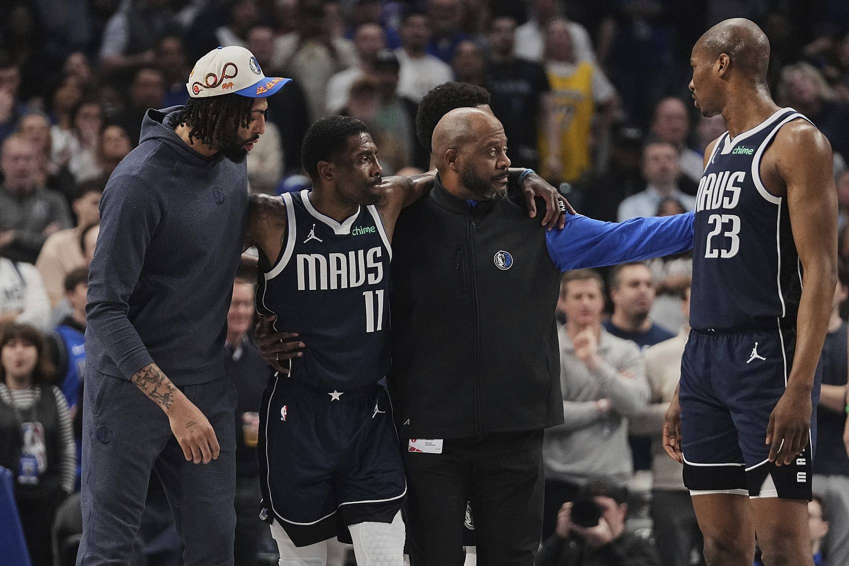 包含NBA交易市场加热！绿军送走波尔津吉斯，欧文降薪续约独行侠的词条
