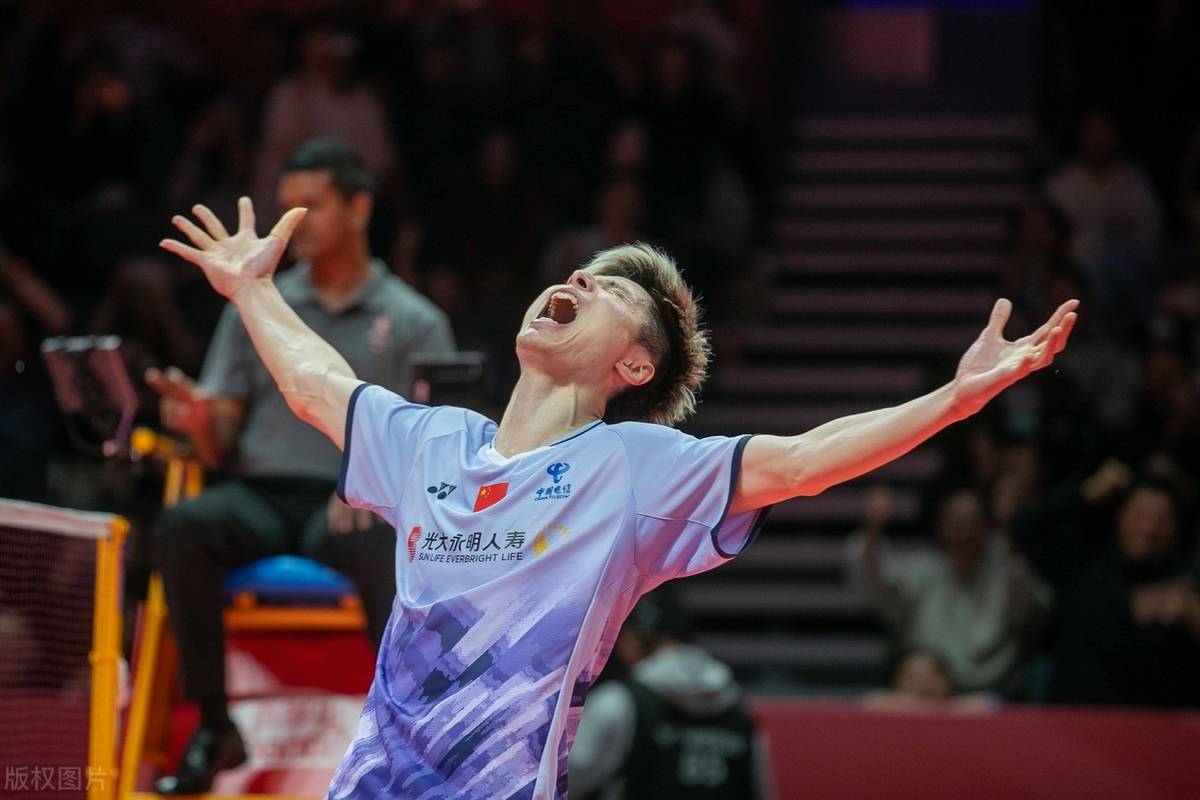 首夺中国赛冠军!石宇奇2-1重返世界第一(石宇奇比赛)